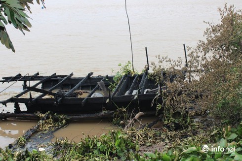 Hỏa hoạn trong đêm, 13 chiếc thuyền bị cháy rụi trên sông Tiền - ảnh 1