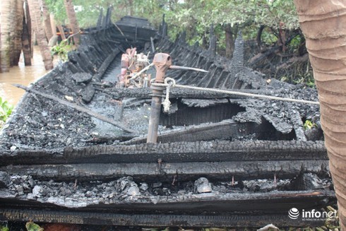 Hỏa hoạn trong đêm, 13 chiếc thuyền bị cháy rụi trên sông Tiền - ảnh 2