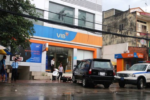Ngân hàng VIB náo loạn vì vật nghi lựu đạn khói: Nghi can có tiền sử tâm thần - ảnh 2