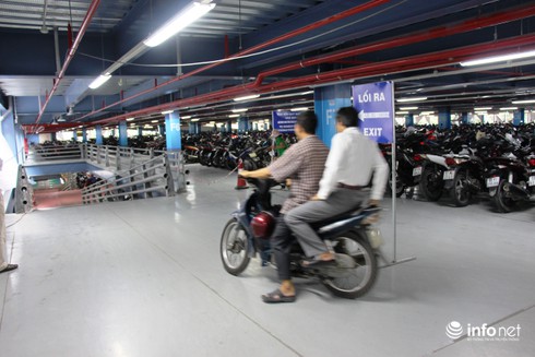 Nhà giữ xe 5 tầng, sức chứa 10.000 xe ở sân bay Tân Sơn Nhất đi vào hoạt động - ảnh 9