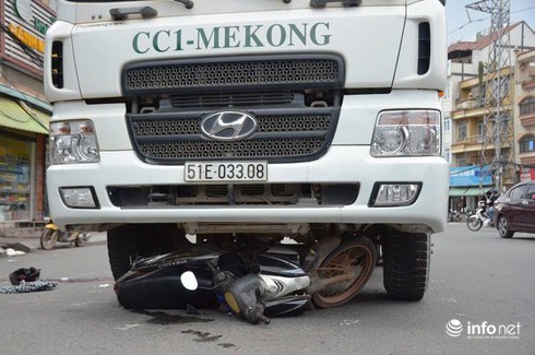 Xe bồn cuốn người đàn ông đi xe máy vào gầm - ảnh 2