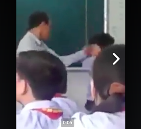 Đình chỉ, xem xét thôi việc giám thị trong clip đánh học sinh trên bục giảng - ảnh 1