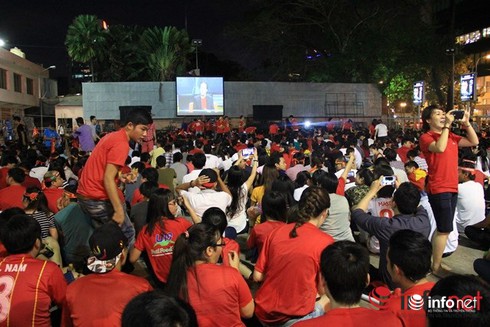 CĐV ở TP.HCM “tiếp lửa” cho Đội tuyển Việt Nam tại AFF Suzuki Cup qua màn ảnh rộng - ảnh 1