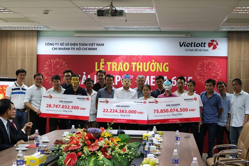 Ba người chơi trúng độc đắc xổ số Vietlott “rủ nhau” lãnh thưởng - ảnh 1