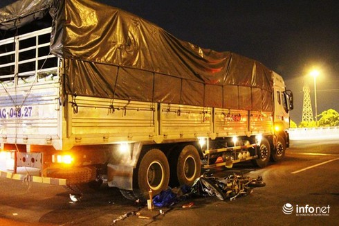 Tai nạn hi hữu: Tông cục bê tông té ngã xuống đường bị xe tải cán tử vong - ảnh 1