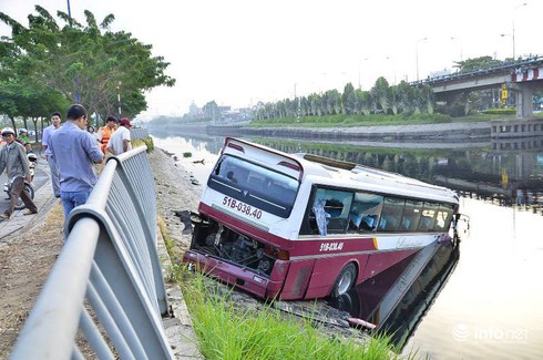 Xe khách lao xuống kênh, tài xế và phụ xe đạp cửa thoát hiểm - ảnh 2