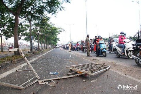 Xe khách lao xuống kênh, tài xế và phụ xe đạp cửa thoát hiểm - ảnh 3