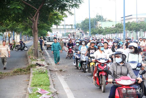 Xe khách lao xuống kênh, tài xế và phụ xe đạp cửa thoát hiểm - ảnh 4