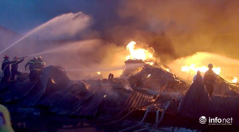 Công ty chuyên sản xuất keo nhựa ở Long An cháy ngút trời - ảnh 3