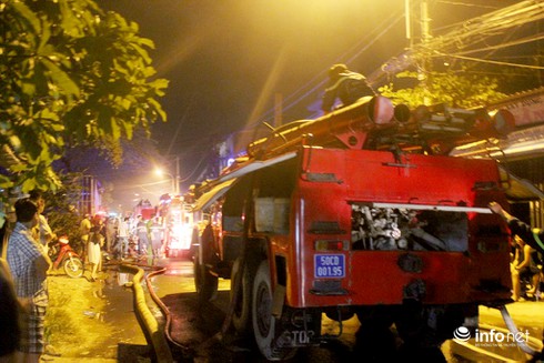 TP.HCM: Cháy công ty sản xuất bao bì, người dân hoảng loạn dọn dồ tháo chạy - ảnh 2