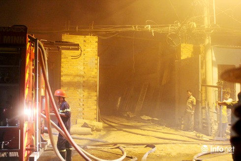 TP.HCM: Cháy công ty sản xuất bao bì, người dân hoảng loạn dọn dồ tháo chạy - ảnh 1