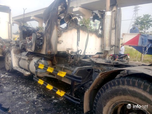 Xe đầu kéo cháy như đuốc trên xa lộ Hà Nội - ảnh 1