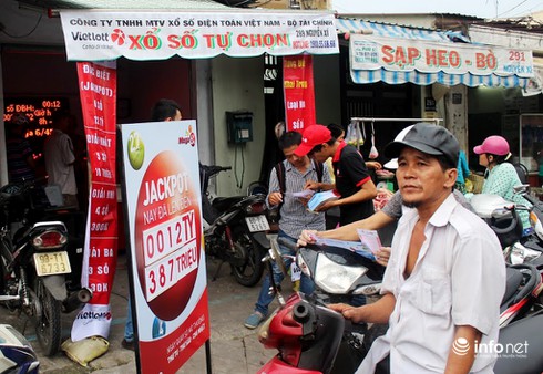 Xuất hiện “chiêu” rủ rê hùn tiền mua vé số Vietlott tại TP.HCM - ảnh 1