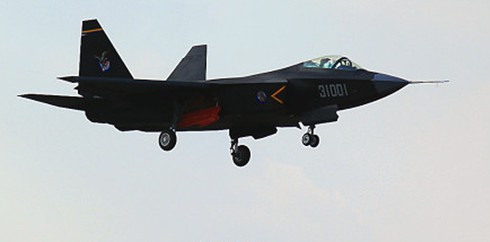 Chiến đấu cơ tàng hình J-31 của Trung Quốc 'cất cánh' - ảnh 1