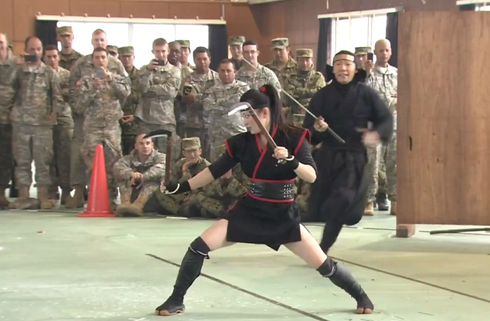 Ninja Nhật Bản vung kiếm thị uy 1.000 lính Mỹ - ảnh 1