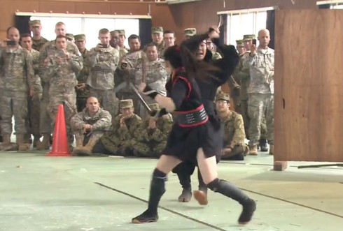 Ninja Nhật Bản vung kiếm thị uy 1.000 lính Mỹ - ảnh 2