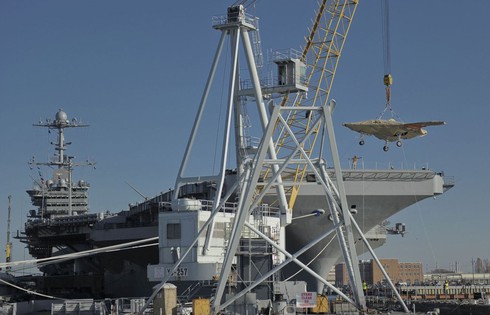 Hải quân Mỹ chạy thử X-47B trên tàu sân bay - ảnh 3