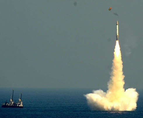 Ấn Độ phóng thành công tên lửa từ dưới nước - ảnh 1