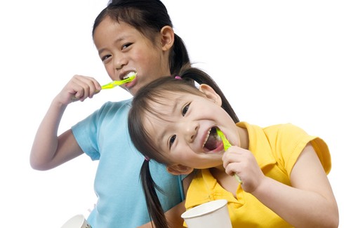 Vì sao không nên để trẻ dưới 8 tuổi tự đánh răng? - ảnh 1