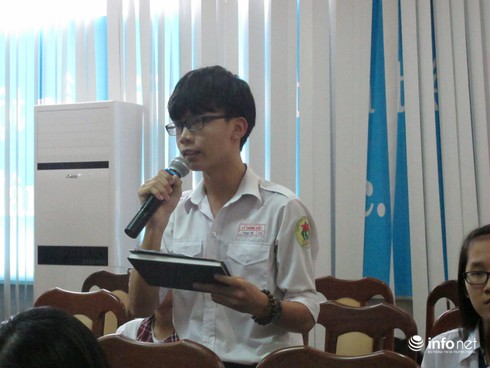 Học sinh sợ môn tiếng Anh vì phải chép mỏi tay, vở đặc chữ - ảnh 1