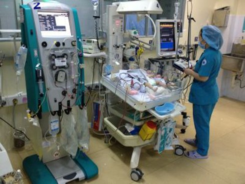 Lọc máu liên tục cứu bé sơ sinh 5 ngày tuổi bị rối loạn chuyển hóa - ảnh 1