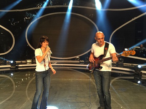 Hồng Nhung “thi” cùng thí sinh trong đêm Gala 1 Vietnam Idol 2015 - ảnh 1