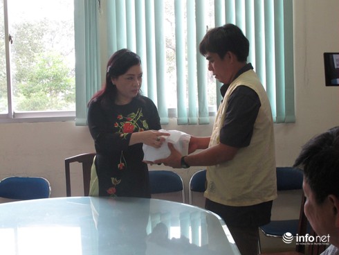 Bộ trưởng Bộ Y tế thăm điều dưỡng viên bị đốt - ảnh 1