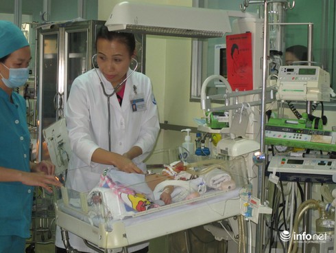 Bé sơ sinh 11 ngày tuổi bị đâm: Vẫn nín thở chờ điều kỳ diệu - ảnh 1