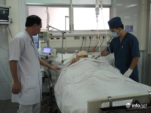 Cứu một thuyền viên bị tai nạn nguy kịch trên đảo Trường Sa - ảnh 1