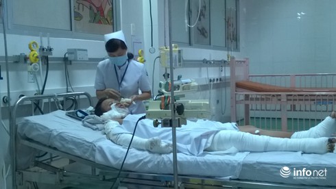 Bé gái bán vé số bị mẹ đốt vẫn đang bị nhiễm trùng vết bỏng - ảnh 1