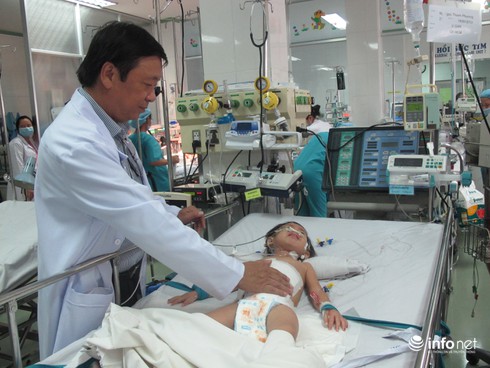 Cứu sống bé gái 2 tuổi mang khối u máu khổng lồ - ảnh 1