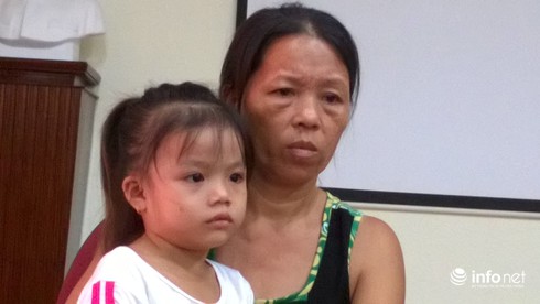 Bé gái 4 tuổi suýt mất mạng vì uống nhầm nước tro tàu - ảnh 1