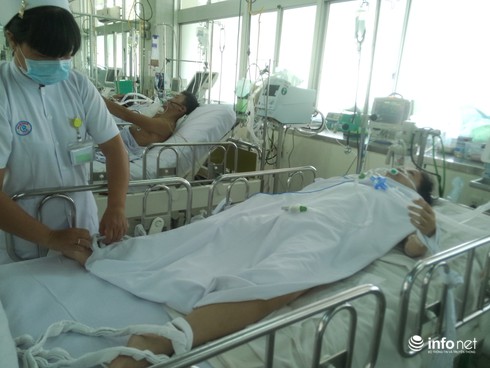 Nạn nhân vụ sập gác gỗ đang trong tình trạng nguy kịch - ảnh 1