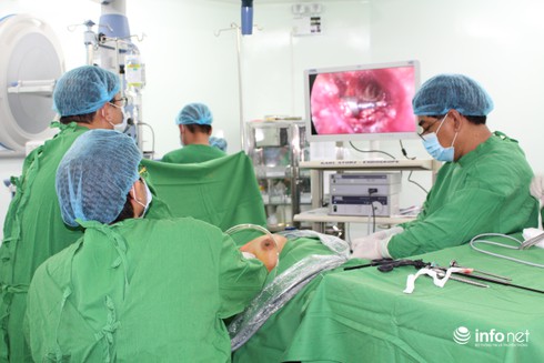 Lần đầu tiên mổ nội soi tuyến giáp tại Bệnh viện Chợ Rẫy Phnom Penh - ảnh 1