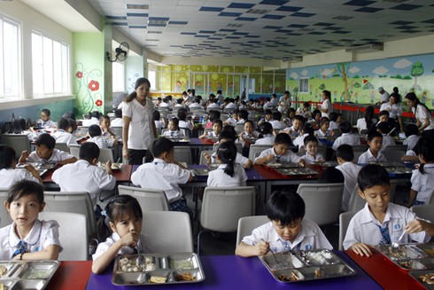 Ngộ độc thực phẩm khi ăn bán trú: Thịt thối, rau dập nát đã len lỏi vào trường - ảnh 1