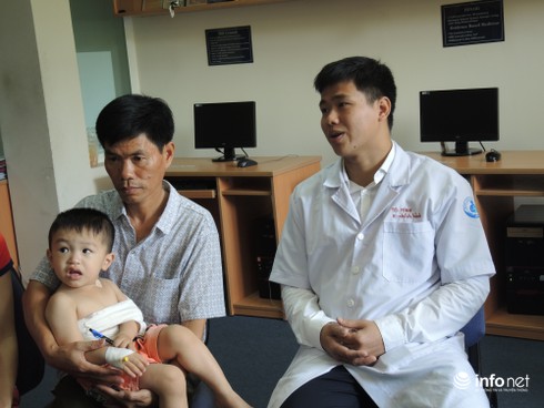 Bé trai 26 tháng tuổi bị liệt cánh tay do sinh khó - ảnh 1