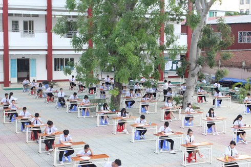 Nhà trường lên tiếng về việc hàng trăm HS kê bàn ghế ra sân thi học kỳ - ảnh 3