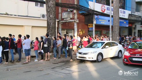 TPHCM: Xếp hàng trật tự từ 2h sáng để tiêm vắc xin - ảnh 2