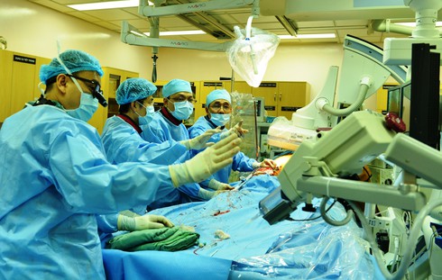 Cứu sống bệnh nhân lớn tuổi suy tim bằng thay van động mạch chủ - ảnh 1