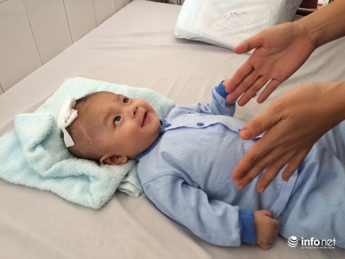 Bé trai bị dao đâm thấu sọ hồi phục sau ca mổ lần 3 - ảnh 2