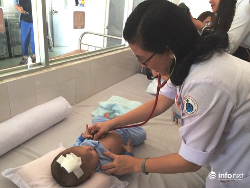 Bé trai bị dao đâm thấu sọ hồi phục sau ca mổ lần 3 - ảnh 1