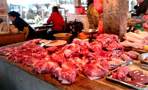 TPHCM vẫn nhức nhối vấn nạn rau muống dầu nhớt, thịt có chất tạo nạc - ảnh 1