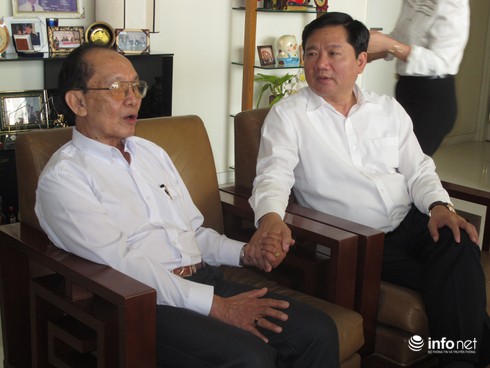 Bí thư Đinh La Thăng bàn giải pháp giảm tải bệnh viện cùng GS Trần Đông A - ảnh 1