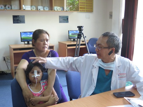 Bé gái bị đôi đũa cắm xuyên lưỡi khi đang ăn cơm - ảnh 1