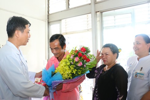 Ông Huỳnh Văn Nén tươi cười trong ngày xuất viện - ảnh 1