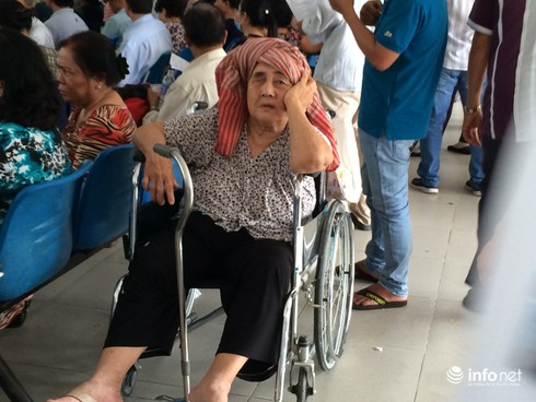 Vật vờ, mệt mỏi chờ khám bệnh trong thời tiết nóng nực - ảnh 10