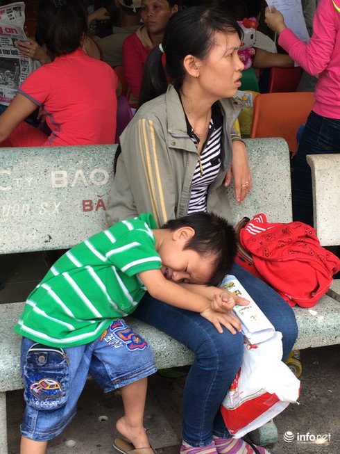 Vật vờ, mệt mỏi chờ khám bệnh trong thời tiết nóng nực - ảnh 8