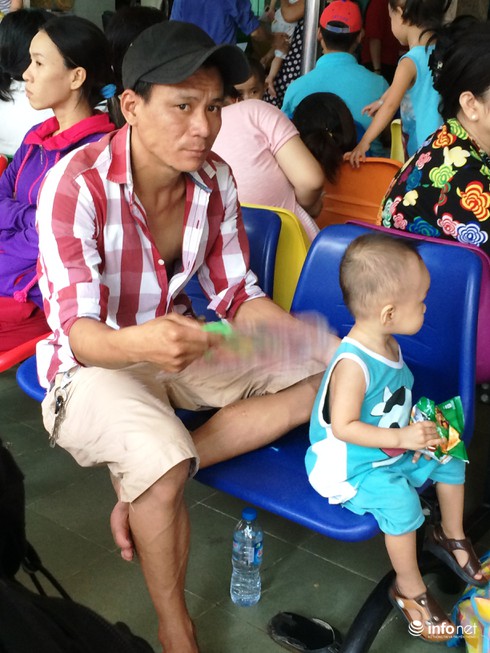 Vật vờ, mệt mỏi chờ khám bệnh trong thời tiết nóng nực - ảnh 3