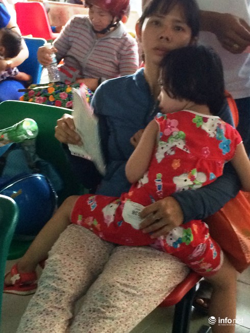 Vật vờ, mệt mỏi chờ khám bệnh trong thời tiết nóng nực - ảnh 5