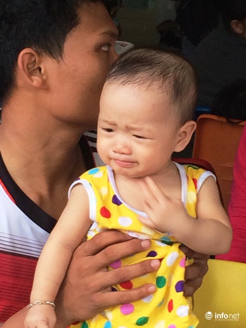 Vật vờ, mệt mỏi chờ khám bệnh trong thời tiết nóng nực - ảnh 6